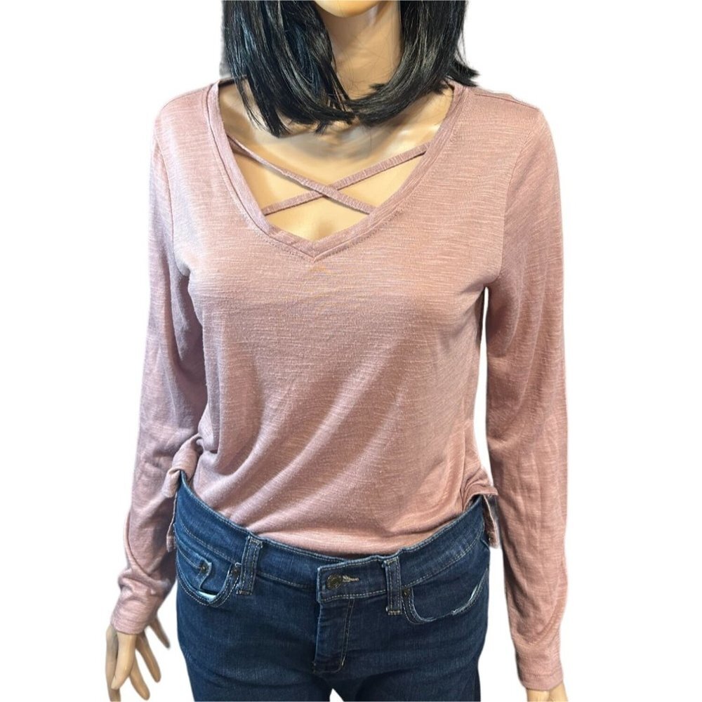 (6 for $25)Dusty Rose Long sleeve V-neck Top size medium‎